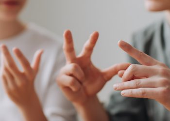 Sesc Amazonas oferece 58 vagas para cursos gratuitos de Libras e Inglês