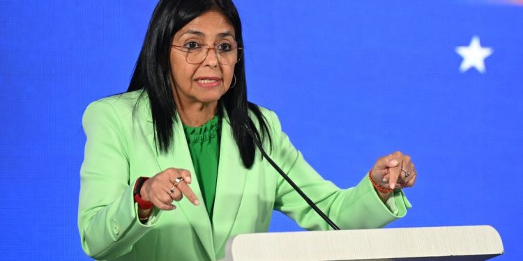 Forças Armadas da Venezuela reconhecem vice como presidente interina