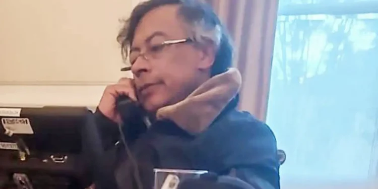 Após ameaças e acusações, Trump conversa com presidente colombiano