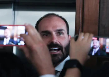 PF determina retorno imediato de Eduardo Bolsonaro a cargo de escrivão