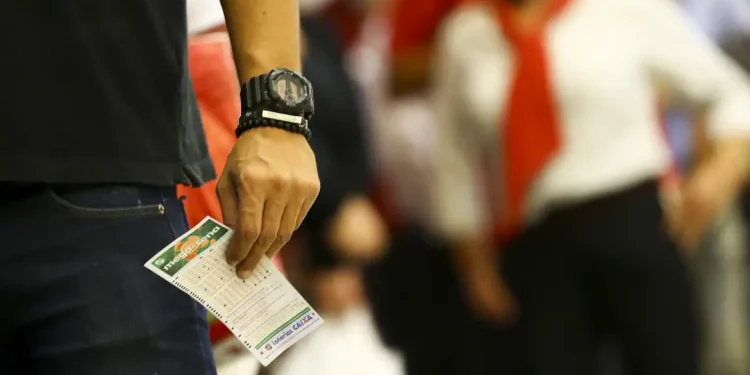 Mega-Sena acumula novamente e prêmio principal vai a R$ 115 milhões