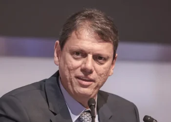 Moraes autoriza Tarcísio a visitar Bolsonaro na prisão na quinta-feira