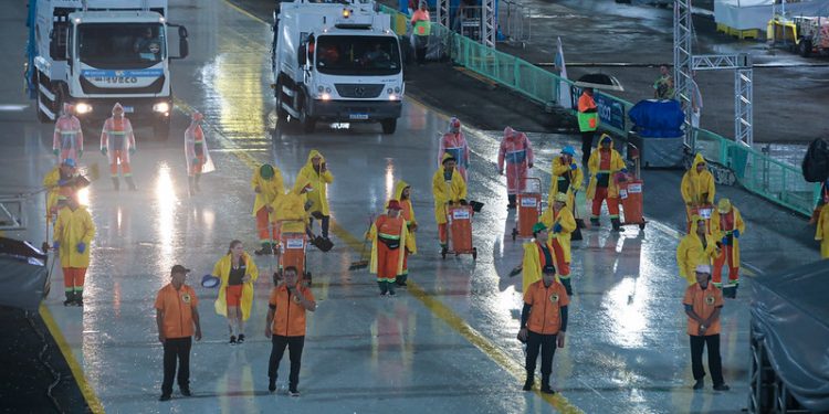 Mais de 35 toneladas de lixo são recolhidas no sambódromo durante os desfiles do Carnaval 2026