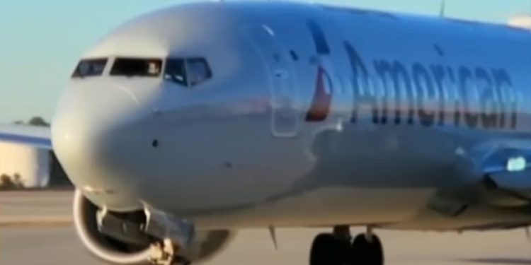 Avião da American Airlines é retirado de operação após marcas de tiro