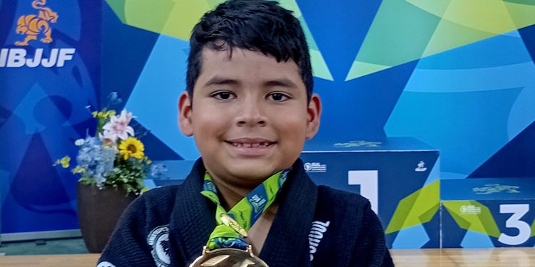 Atleta amazonense conquista medalha de ouro no Campeonato Sul-Americano de Jiu-Jitsu Criança 2026 com apoio do programa ‘Manaus Olímpica’