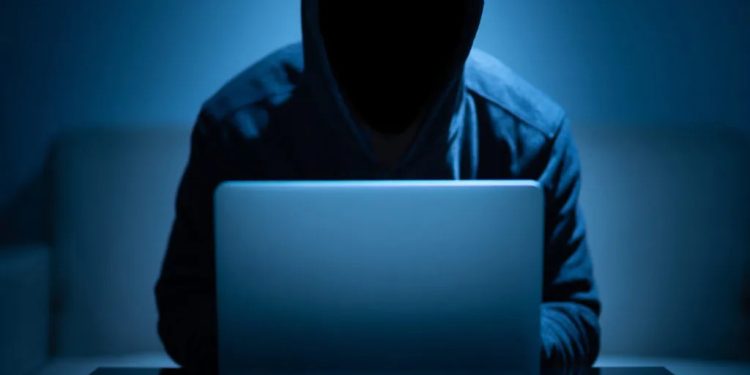 Fraudes bancárias digitais disparam no Brasil em 2025