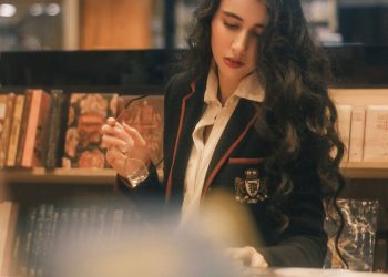 Historiadora Clarissa Desterro lança obra "A Velha Mentira" na próxima quinta-feira (5) Livro reúne 30 poemas de Wilfred Owen em edição bilíngue; cerimônia acontece no espaço Le Lieu Manaus (AM) - A obra inédita "A Velha Mentira: Poemas da Grande Guerra de Wilfred Owen", da historiadora Clarissa Desterro, será lançada no dia 5 de fevereiro, às 18h, no Espaço Le Lieu. O livro apresenta a primeira tradução brasileira de 30 poemas do autor inglês, combinando análise histórica e versos sobre os traumas do conflito. O livro é uma edição bilíngue que preenche uma lacuna literária no país: Wilfred Owen, embora homenageado na Catedral de Westminster ao lado de nomes como Shakespeare, nunca havia sido traduzido para o português. A autora selecionou os poemas mais famosos do soldado-poeta, que morreu em 1918, e complementou a obra com capítulos de não-ficção, incluindo biografia, análise técnica e contextualização do período. Clarissa Desterro, que é historiadora com pesquisa focada na Primeira Guerra Mundial, utilizou seu conhecimento técnico para traduzir gírias militares e o contexto específico da época, algo desafiador para tradutores literários comuns. A motivação da autora reside na paixão pela interseção entre guerra e literatura e na necessidade de abordar o conflito de forma realista, fugindo da romantização do patriotismo para focar na brutalidade e na indignação política. Para a autora, os textos de Owen, escritos nas trincheiras, expõem "verdades desconfortáveis" sobre um massacre mecanizado e primitivo, mantendo-se politicamente relevantes para as discussões geopolíticas atuais. O lançamento será realizado na Rua São Luís, 10, e é aberto ao público.