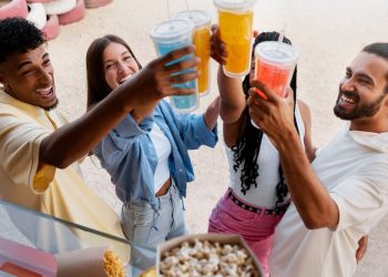 Combinação popular no Carnaval, energético com bebida alcoólica tem riscos silenciosos à saúde