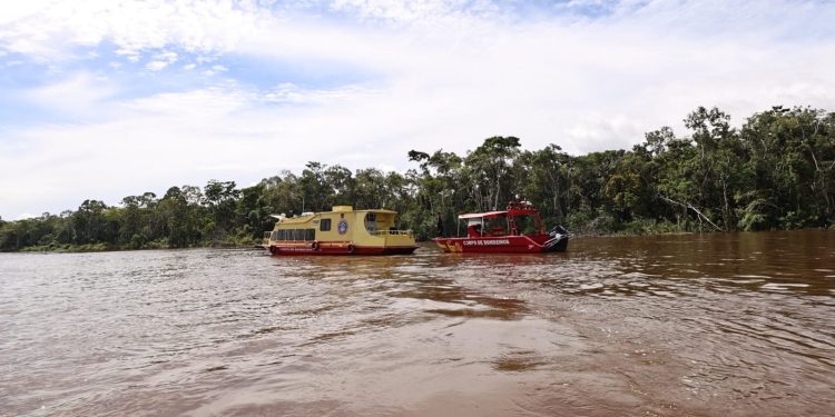 Corpo de Bombeiros do Amazonas encontra corpo de passageiro desaparecido em naufrágio da Lancha Lima de Abreu XV