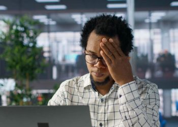 Burnout avança no Brasil e especialista alerta que apenas afastamento do trabalho não recupera a saúde mental