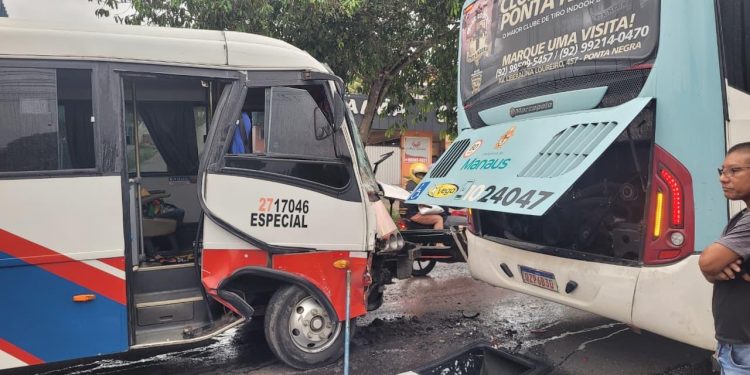 CBMAM resgata dez vítimas após colisão entre micro-ônibus e ônibus na Cidade Nova, em Manaus