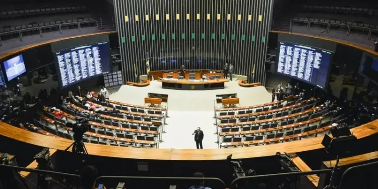 Com quantos votos se elege um deputado? Entenda o sistema proporcional