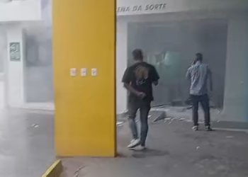 Vídeos: Loteria é alvo de assalto com explosão na zona Norte de Manaus