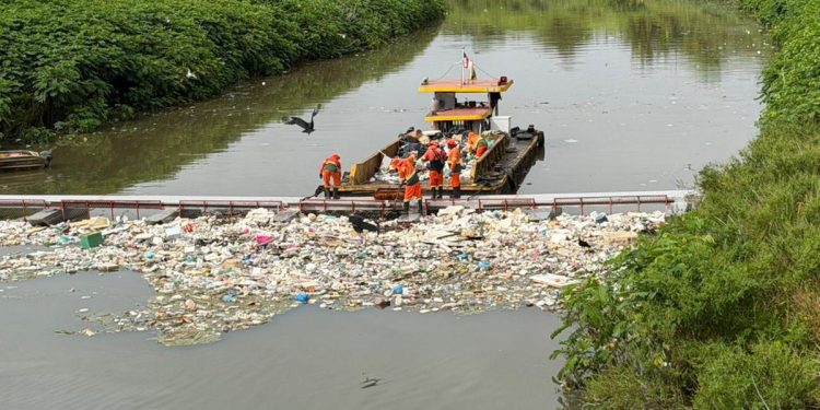 Ecobarreira retira 40 toneladas de lixo em apenas uma semana