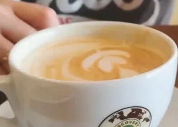 Geração Z impulsiona consumo de café gelado e cria festas sem álcool