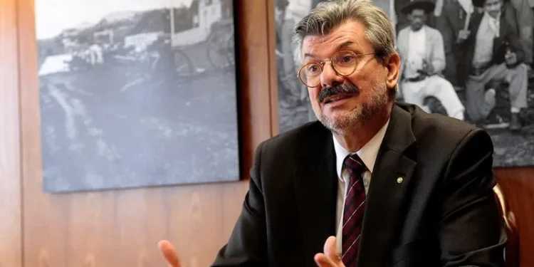 Marco Buzzi está sendo pressionado a pedir voluntariamente a aposentadoria