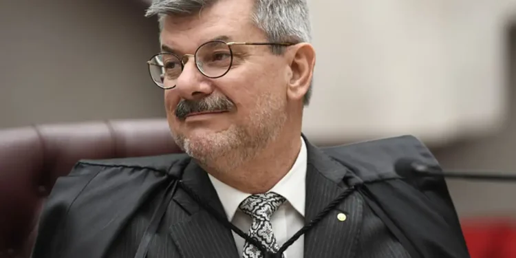 Ministro do STJ nega importunação sexual e pede licença de 90 dias