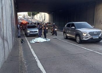 Acidente de moto em viaduto deixa jovem morta na avenida Djalma Batista