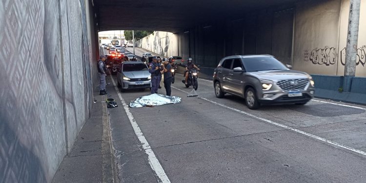 Acidente de moto em viaduto deixa jovem morta na avenida Djalma Batista