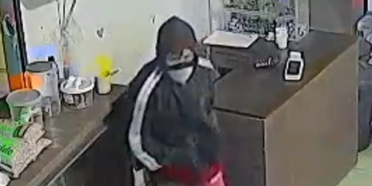 Polícia Civil divulga a imagem de homem procurado por roubo a estabelecimento em Itapiranga