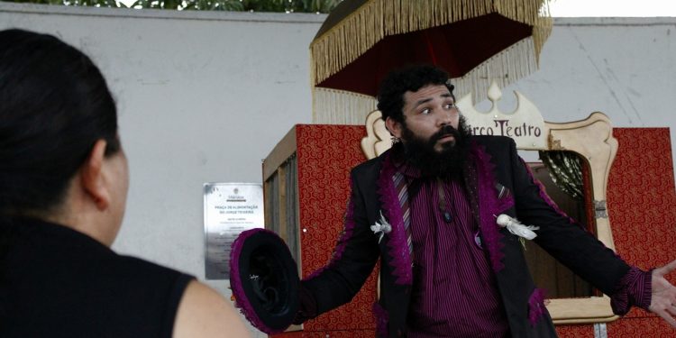 ‘Circo Teatro Guarda-Chuva’ chega às comunidades de Manaus com mensagem sobre a preservação do meio