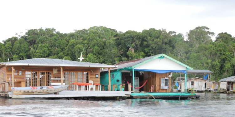 Após pedido da Defensoria Pública, presidência do Tribunal de Justiça suspende retirada de flutuantes no Tarumã-Açu