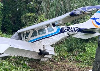 Avião de pequeno porte derrapa durante fortes chuvas e ultrapassa pista do Aeroclube do Amazonas