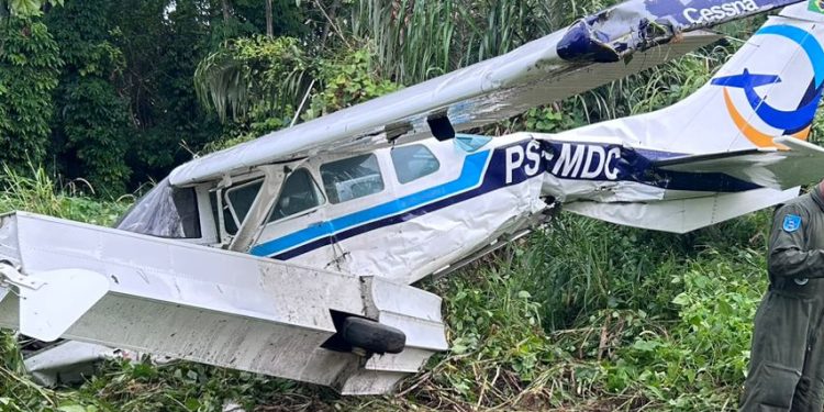 Avião de pequeno porte derrapa durante fortes chuvas e ultrapassa pista do Aeroclube do Amazonas