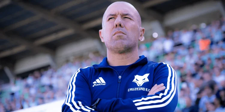 Flamengo acerta com Leonardo Jardim para substituir Filipe Luís; entenda