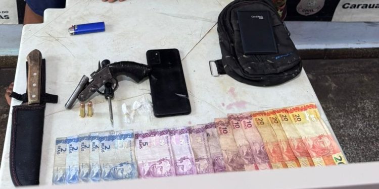 Polícia Civil prende dupla por dois roubos seguidos em postos de combustíveis, em Carauari