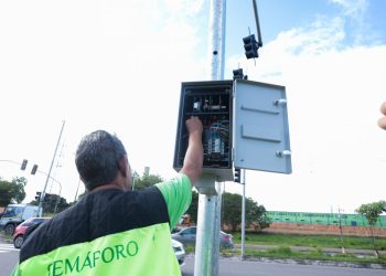 Novo conjunto semafórico no Distrito Industrial tem início para reforçar segurança viária