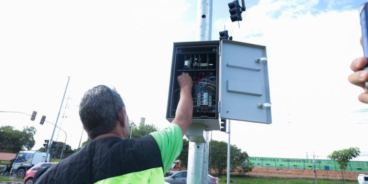 Novo conjunto semafórico no Distrito Industrial tem início para reforçar segurança viária