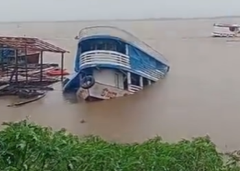 Barco afunda na orla de Manacapuru em meio às fortes chuvas