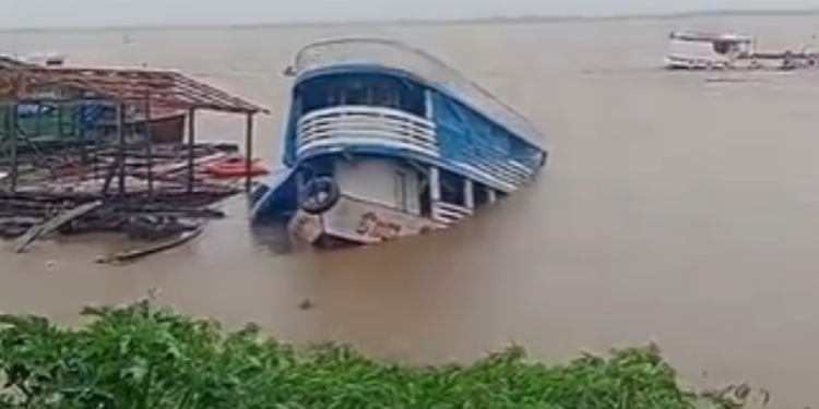 Barco afunda na orla de Manacapuru em meio às fortes chuvas