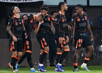 Com Garro decisivo, Corinthians vence o Platense em estreia na Libertadores