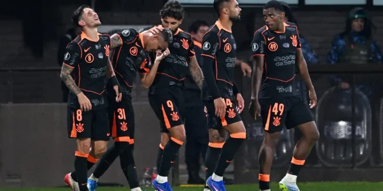 Com Garro decisivo, Corinthians vence o Platense em estreia na Libertadores
