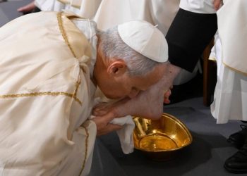 Papa Leão 14 celebra lava-pés e reforça mensagem de humildade no Vaticano