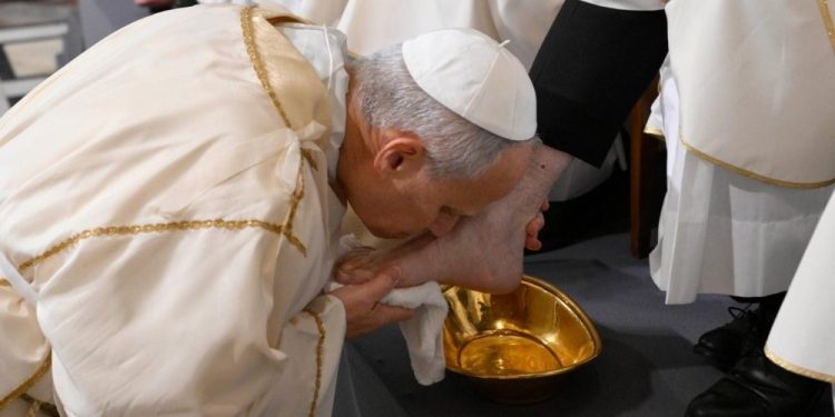 Papa Leão 14 celebra lava-pés e reforça mensagem de humildade no Vaticano