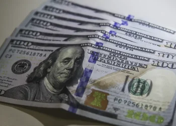 Dólar retoma nível pré-guerra e Bolsa sobe com possível acordo com Irã