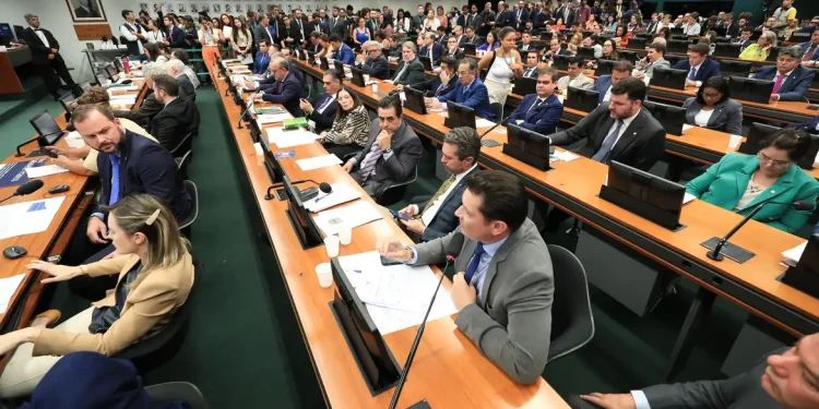 CCJ da Câmara retoma análise do fim da escala 6×1 nesta quarta
