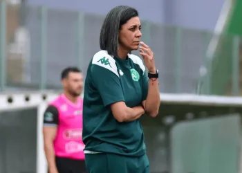 Quem é Nívia de Lima, primeira mulher auxiliar técnica na Série A