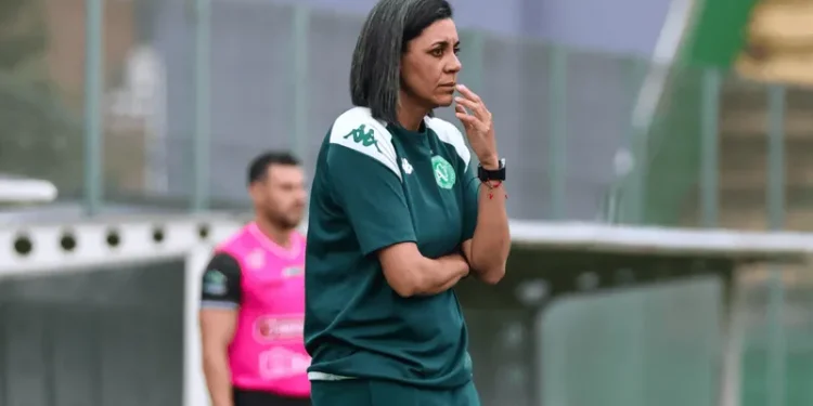 Quem é Nívia de Lima, primeira mulher auxiliar técnica na Série A