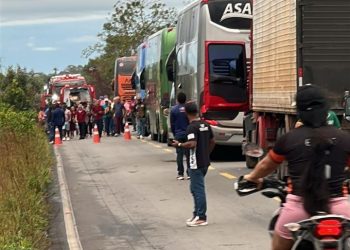Motorista fica ferido após acidente com ônibus na BR-174