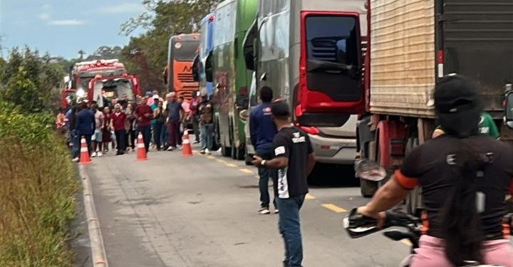 Motorista fica ferido após acidente com ônibus na BR-174