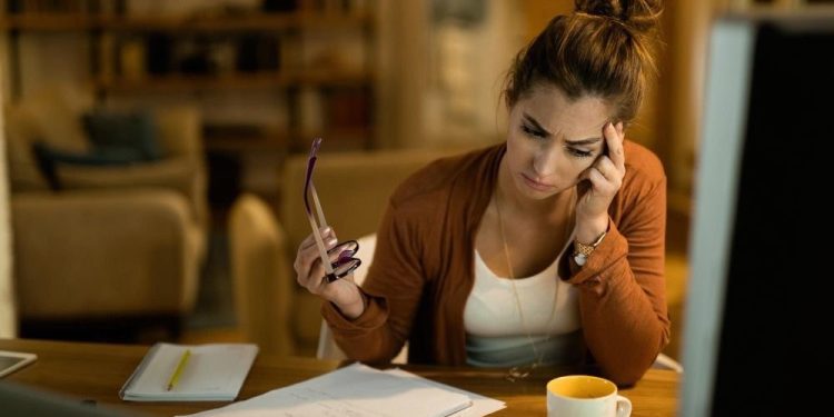 Sobrecarga e múltiplos papéis podem impactar saúde mental feminina, explica especialista