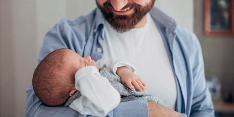 Licença-paternidade avança para 20 dias e cria salário-paternidade no Brasil