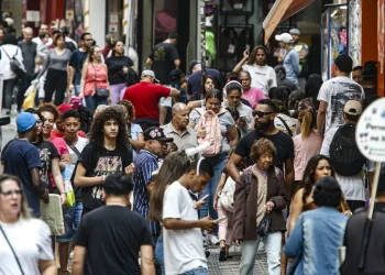 População no Brasil cresce em ritmo menor e está envelhecendo