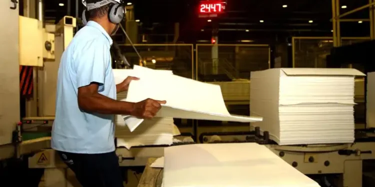 Fim da escala 6×1: estudos divergem sobre impactos no PIB e inflação