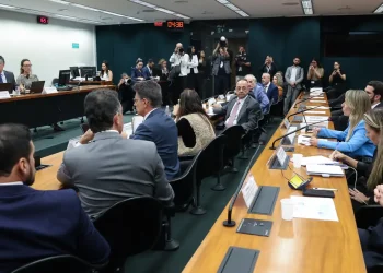 Pedido de vista adia votação da PEC do fim da escala 6X1