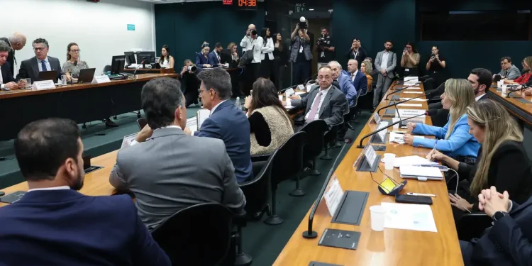 Pedido de vista adia votação da PEC do fim da escala 6X1